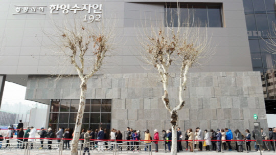 지난 10일부터 11일까지 올 들어 서울 지역 첫 무순위 청약이 진행된 청량리역 한양수자인 192에 일반 분양 물량의 13배에 달하는 1만4376명의 청약자가 몰렸다.  <한양 제공>